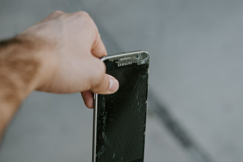 Nejlepší mobil od Samsungu spadne několikrát na tvrdou zem