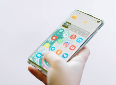 Samsung v Česku rozesílá One UI 4.1 a Android 12 na tyto skvělé telefony