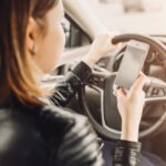 Žena, auto, iPhone
