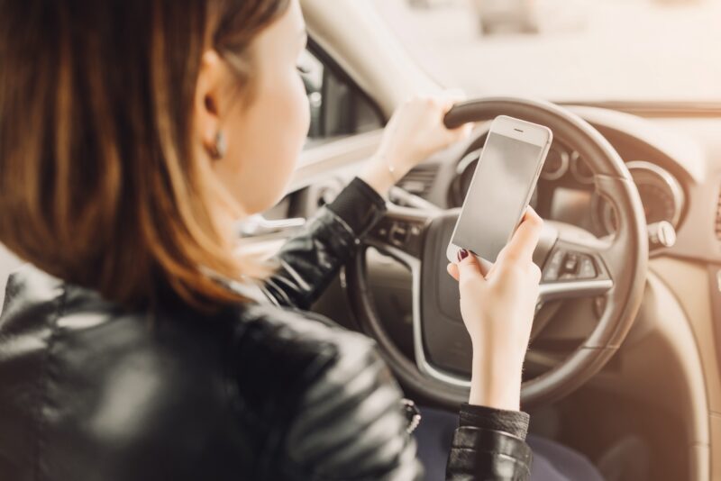 Žena, auto, iPhone
