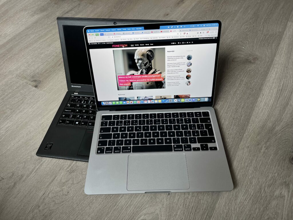 MacBook s macOS proti ThinkPadu s Windows