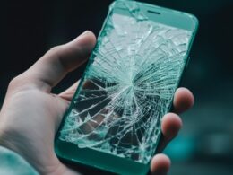 Telefon s prasklým displejem